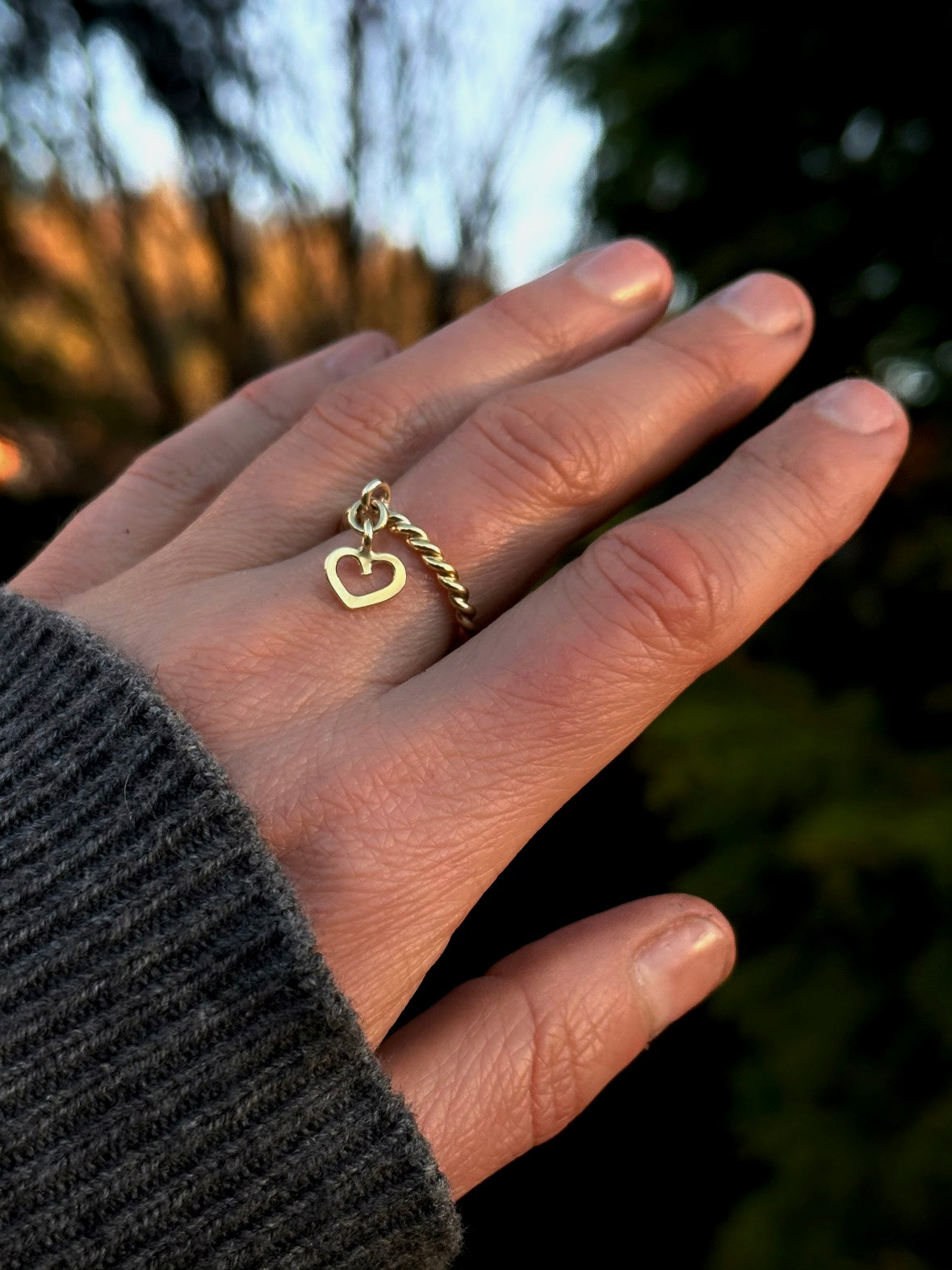 ÅPENT HJERTE - RING MED CHARMS