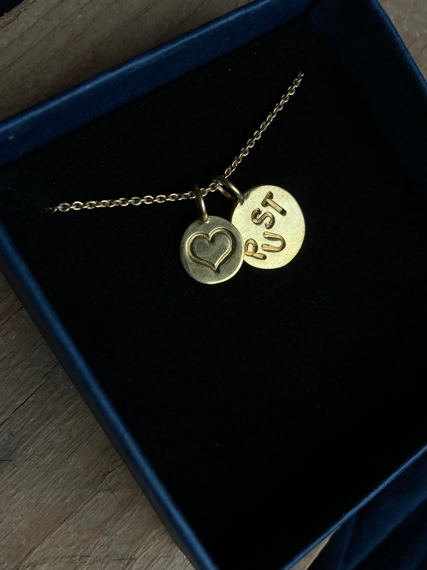 PUST OG HJERTE ANHENG MED KJEDE