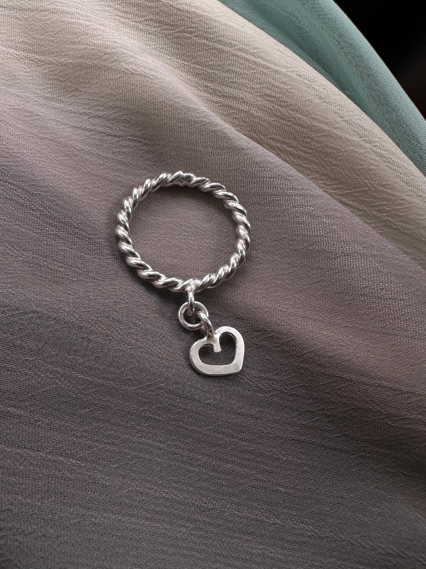 ÅPENT HJERTE - RING MED CHARMS