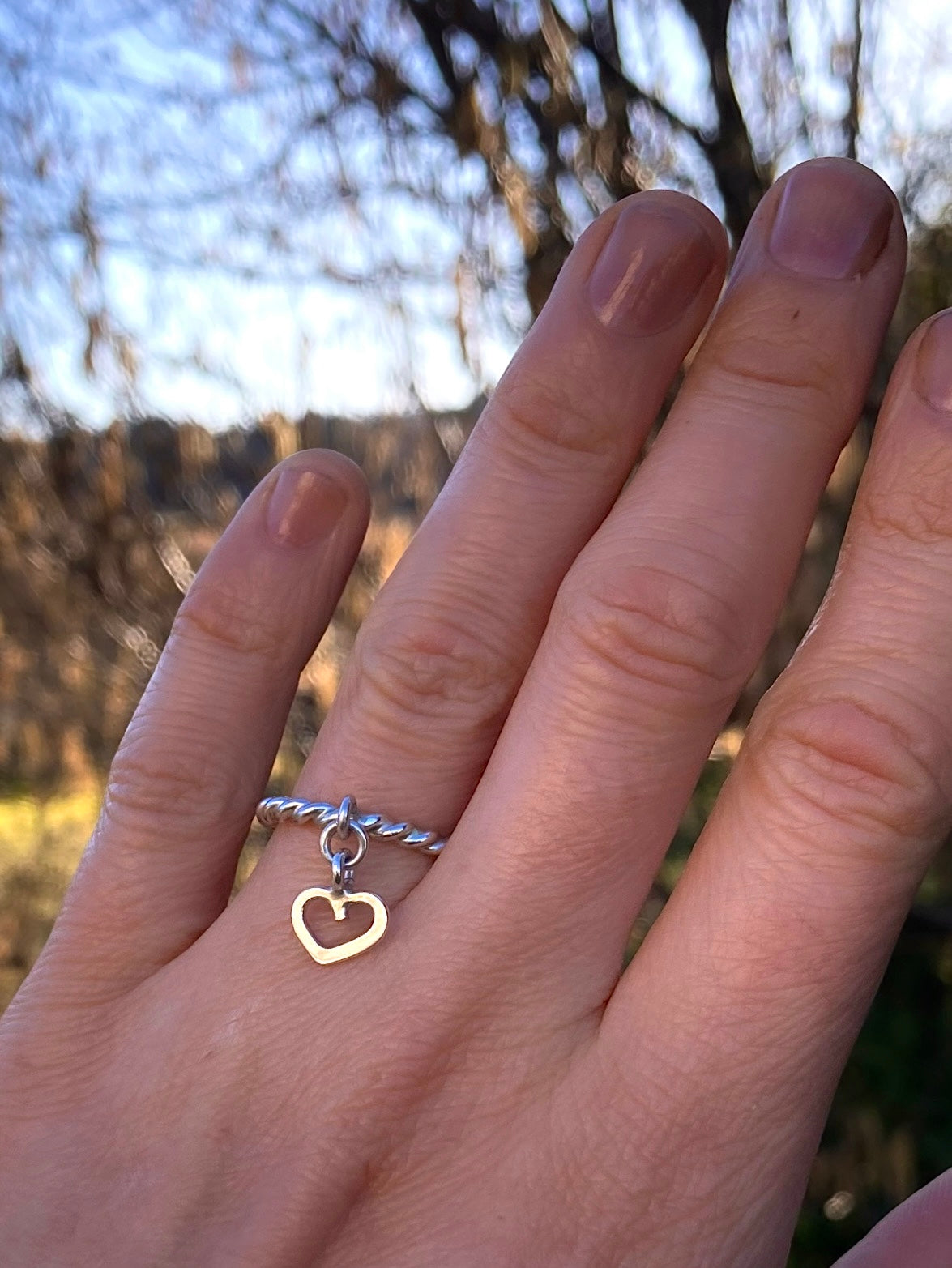 ÅPENT HJERTE - RING MED CHARMS